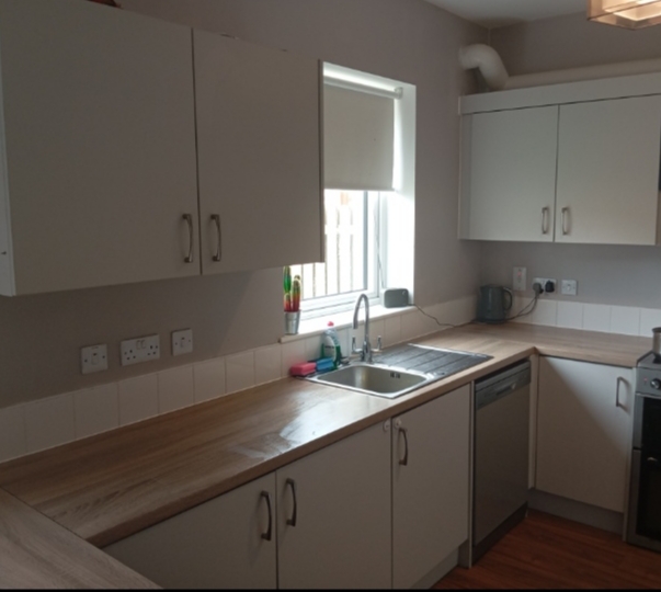 Kitchen before vinyl wrapping